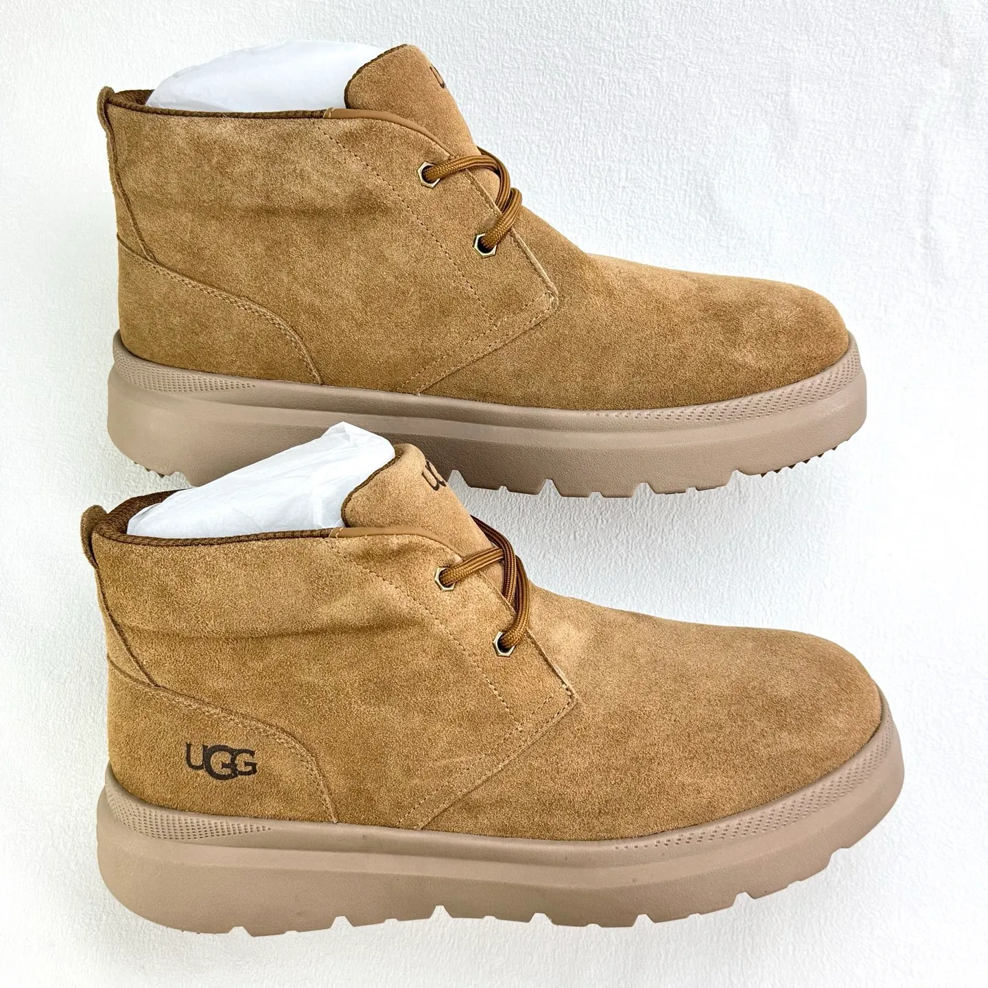 💰640 UGG 1773 Classic autumn and winter sheepskin and fur integrated snow boots. All shoes are made of ZP same factory. Longfeng A-grade Australian imported sheepskin and fur integrated brand OEM production line. Fully follow the ZP process. OEM original pattern maker. Adhering to the principle of no original shoes and no development selection. Pay attention to every detail. The most authentic TREADLITE "light wing" technology outsole on the market. Lightweight/durable/flexible/pile type [solemn after-sales commitment] If there are major quality problems such as degumming/broken bottom within one month, we will directly replace it with a new one for you! Size: 40 41 42 43 44
